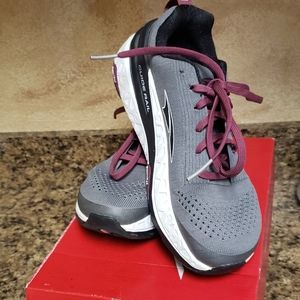 Altra Paradigm 4.5 running shoe